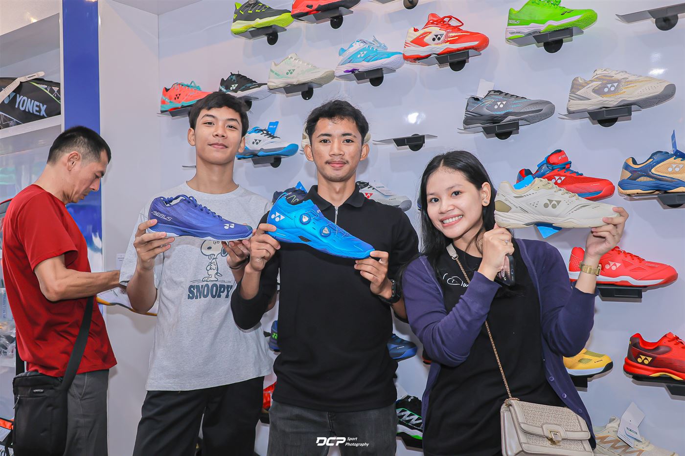 Pelanggan memilih sepatu Yonex