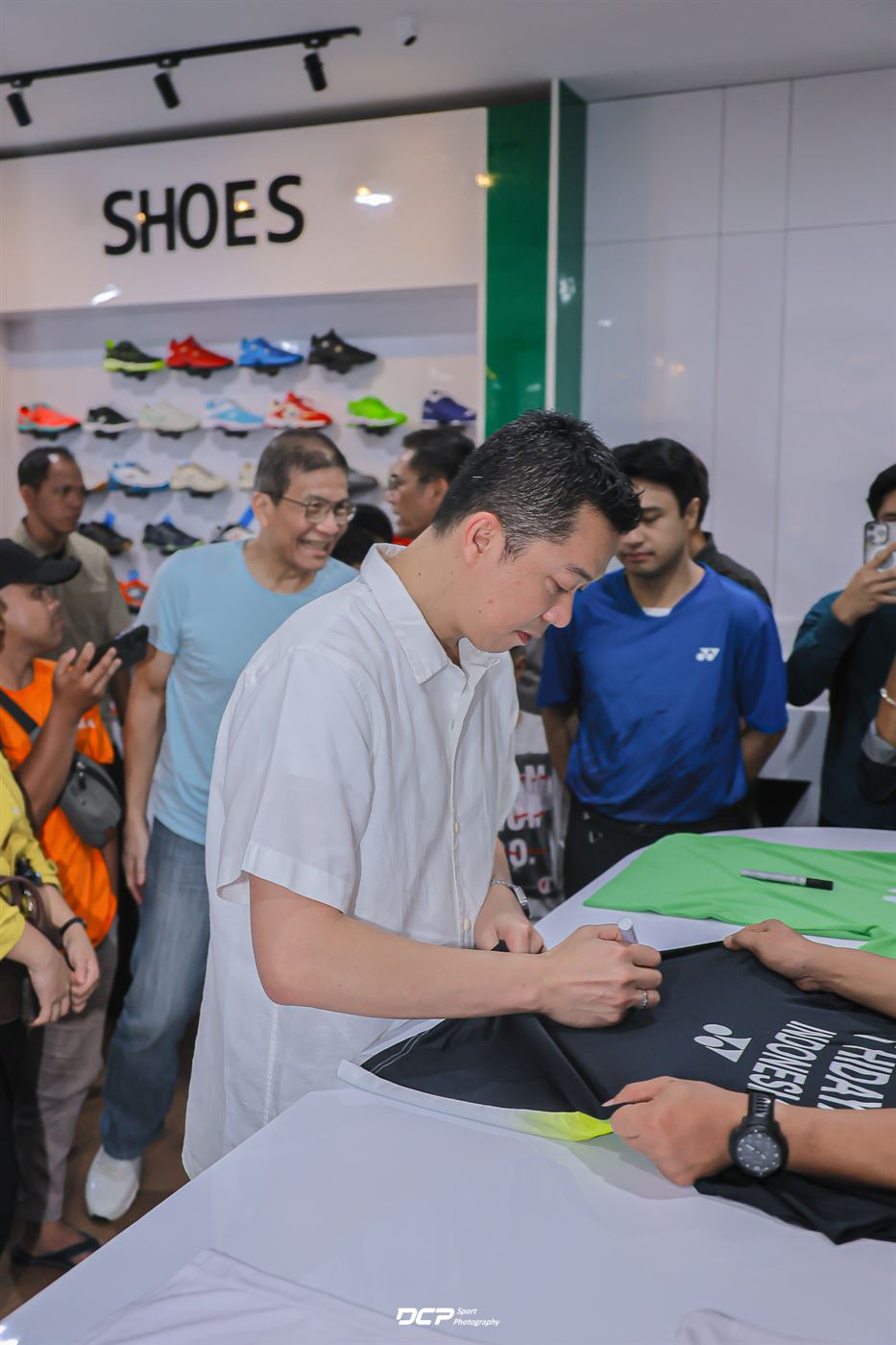 Area sepatu di dalam toko
